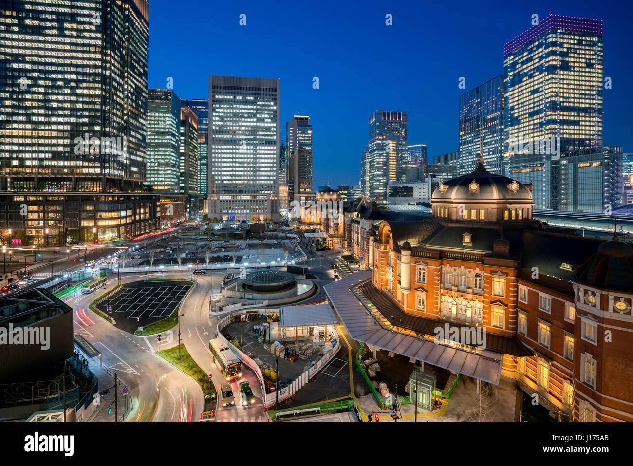 Bahnhof Tokio und Tokyo Hochhaus zu Twilight Zeit in Tokio, Japan. Stockfoto