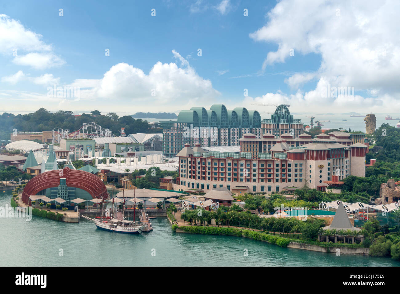 Singapur - 26. Februar 2017: Touristen und Themenpark-Besucher die Bilder von der großen rotierenden Globus Brunnen vor den Universal Studios in Stockfoto