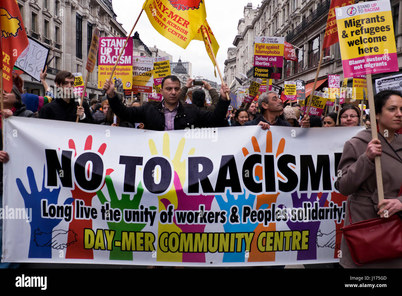 30.000 marschieren durch London gegen Rassismus und gegen den Aufstieg des Populismus, der Trum gewählt und führte nach Großbritannien aus der EU Stockfoto