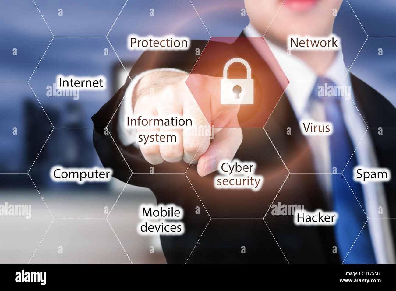 Drücken der Schaltfläche "Sicherheit" auf virtuelle Bildschirme für Internet und Netzwerksicherheit Geschäftsmann. Business, Technologie, Internet und Networking-Konzept. Stockfoto