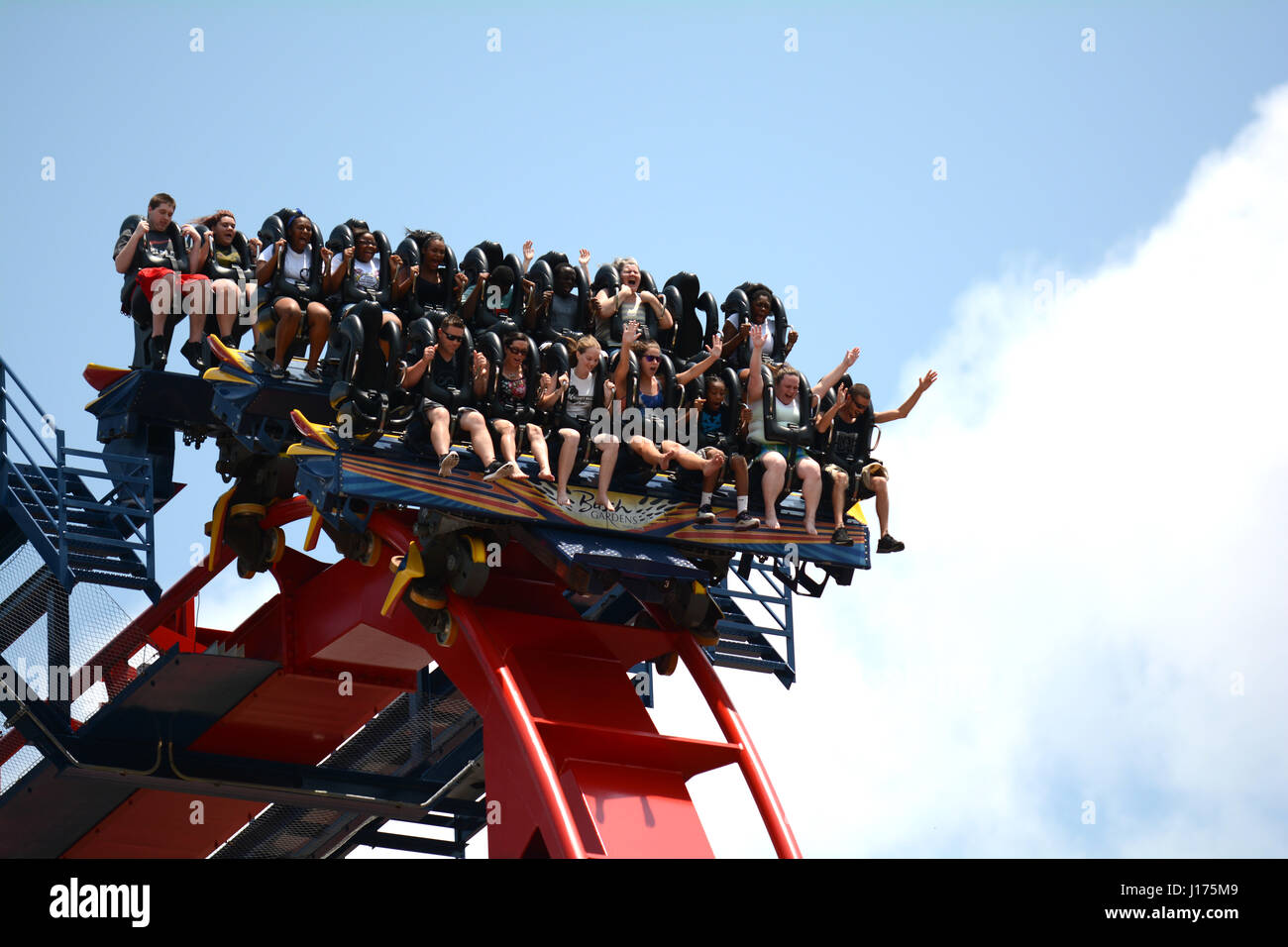 Freizeitpark Achterbahn wilde Gesichter schreien voller Stockfoto