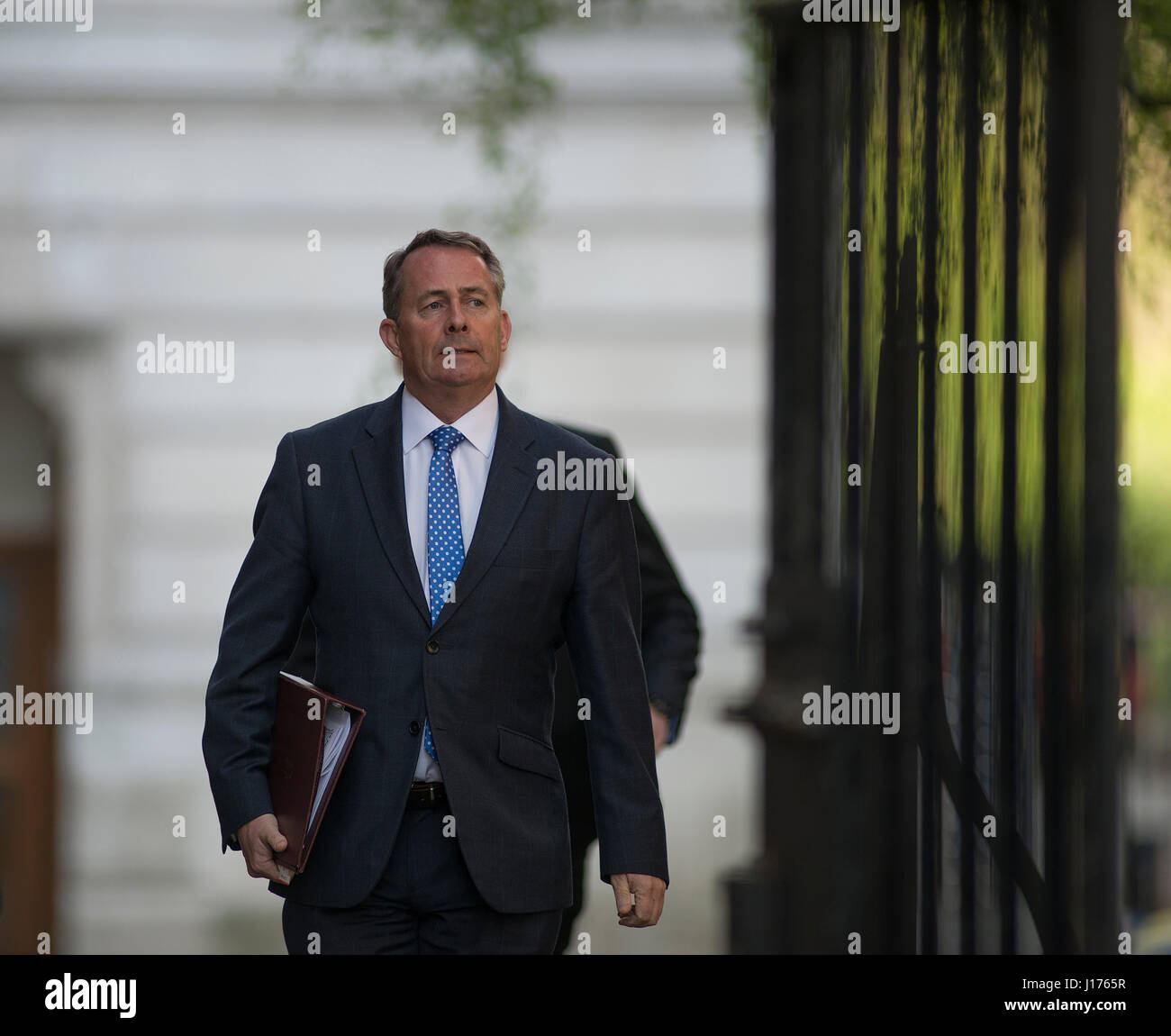 Downing Street, London, UK. 18. April 2017. Minister des Kabinetts kommen für das erste Dienstagmorgen Kabinett treffen nach Ostern zu brechen, bevor PM Theresa May eine Snap-Wahl zum 8. Juni 2017 ankündigt. Foto: Internationaler Handel Sekretär Liam Fox MP kommt. Bildnachweis: Malcolm Park/Alamy Live-Nachrichten. Stockfoto