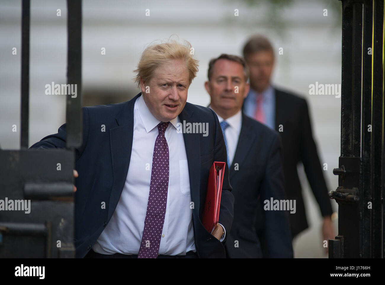 Downing Street, London, UK. 18. April 2017. Minister des Kabinetts kommen für das erste Dienstagmorgen Kabinett treffen nach Ostern zu brechen, bevor PM Theresa May eine Snap-Wahl zum 8. Juni 2017 ankündigt. Foto: Foreign Secretary Boris Johnson MP kommt mit internationalen Handel Sekretär Liam Fox MP. Bildnachweis: Malcolm Park/Alamy Live-Nachrichten. Stockfoto