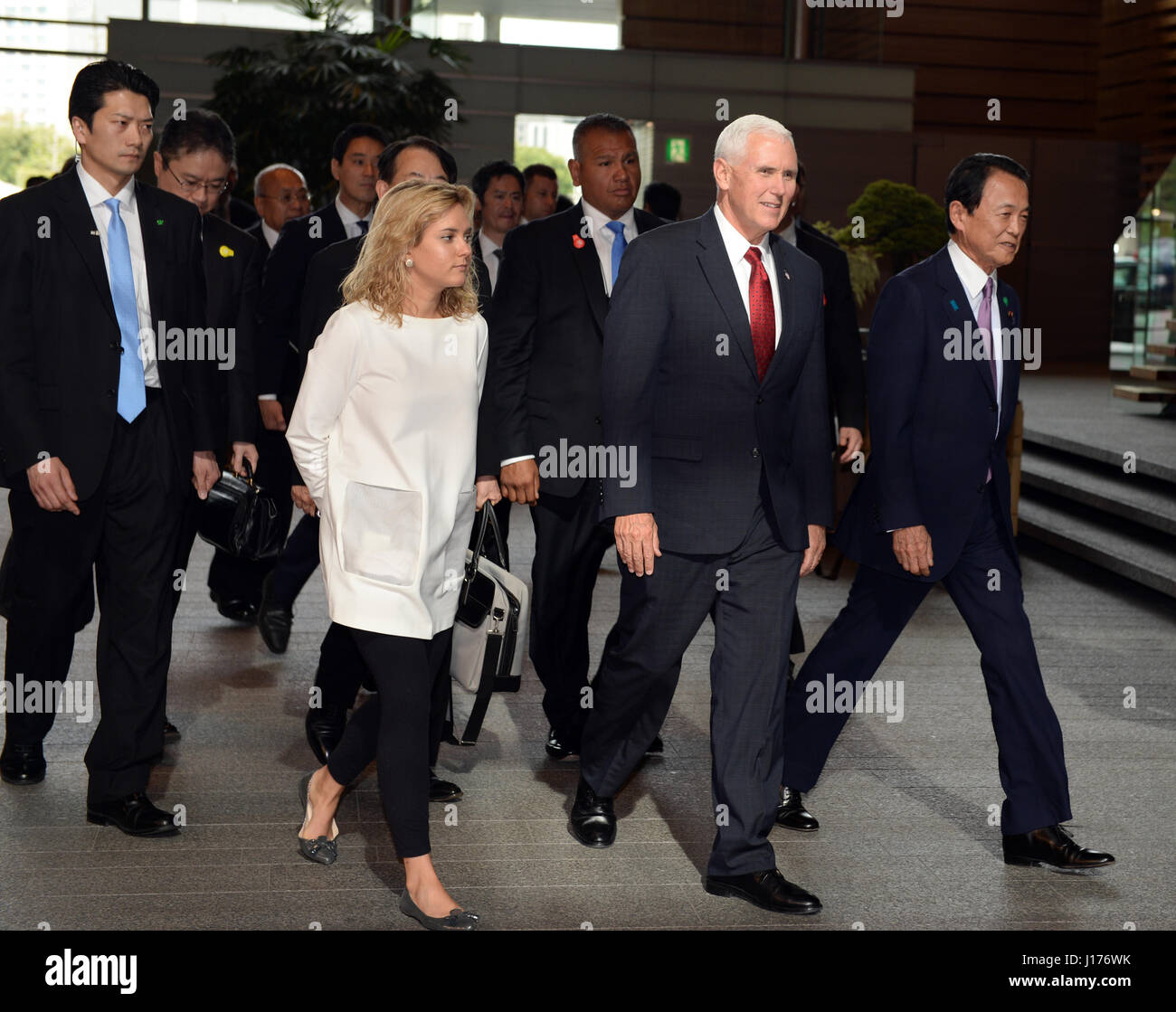 Tokio, Japan. 18. April 2017. US-Vizepräsident Mike Pence (2. R) geht mit japanischen stellvertretender Premierminister Taro Aso (1. R) in Tokio, Japan, am 18. April 2017. Bildnachweis: Ma Ping/Xinhua/Alamy Live-Nachrichten Stockfoto