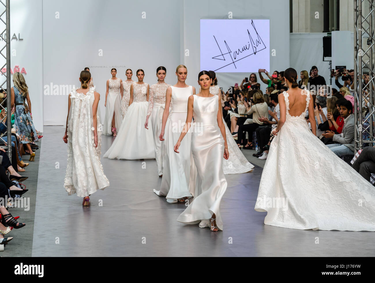 Madrid, Spanien, 18. April 2017. Einweihung des Nähen Woche Spanien in Cibeles Palast mit Gast und ein Brautkleid des Modeschöpfers Hannibal Laguna am 18. April 2017, Madrid, Spanien. Bildnachweis: Enrique Davó/Alamy Live-Nachrichten. Stockfoto