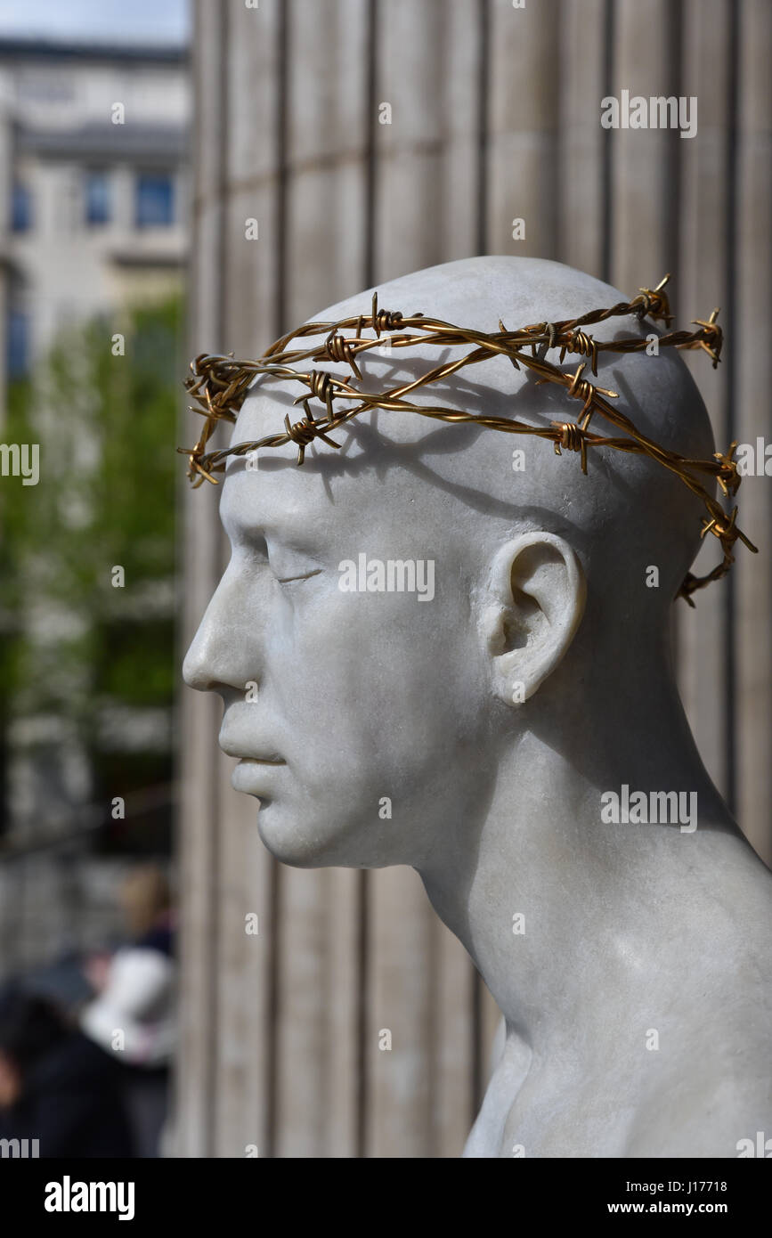 St. Pauls Cathedral, London, UK. 18. April 2017. Skulptur der Künstler Mark Wallingers Christi, "Ecce Homo" steht außerhalb St. Pauls Cathedral. Bildnachweis: Matthew Chattle/Alamy Live-Nachrichten Stockfoto