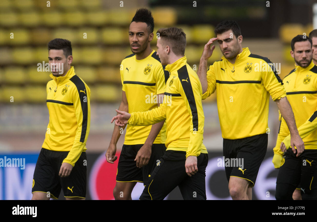 Monaco, 18. April 2017. Borussia Dortmund Raphael Guerreiro, Pierre-Emerick Aubameyang, Marco Reus, Sokratis und Gonzalo Castro (l-R) in Aktion während einer Trainingseinheit im Stade Louis II in deutschen Fußballverein Borussia Dortmund (BVB) in der Champions League Viertelfinale Rückspiel gegen AS Monaco spielen Spiel am 19. April 2017. Foto: Bernd Thissen/Dpa/Alamy Live News Stockfoto