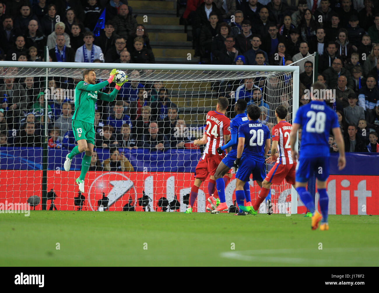 Leicester, UK. 18. April 2017. Madrid-Torhüter Jan Oblak nimmt eine hohe Kugel während der UEFA Champions League Viertel Finale zwischen Leicester City FC und Atletico Madrid. Bildnachweis: Phil Hutchinson/Alamy Live-Nachrichten Stockfoto