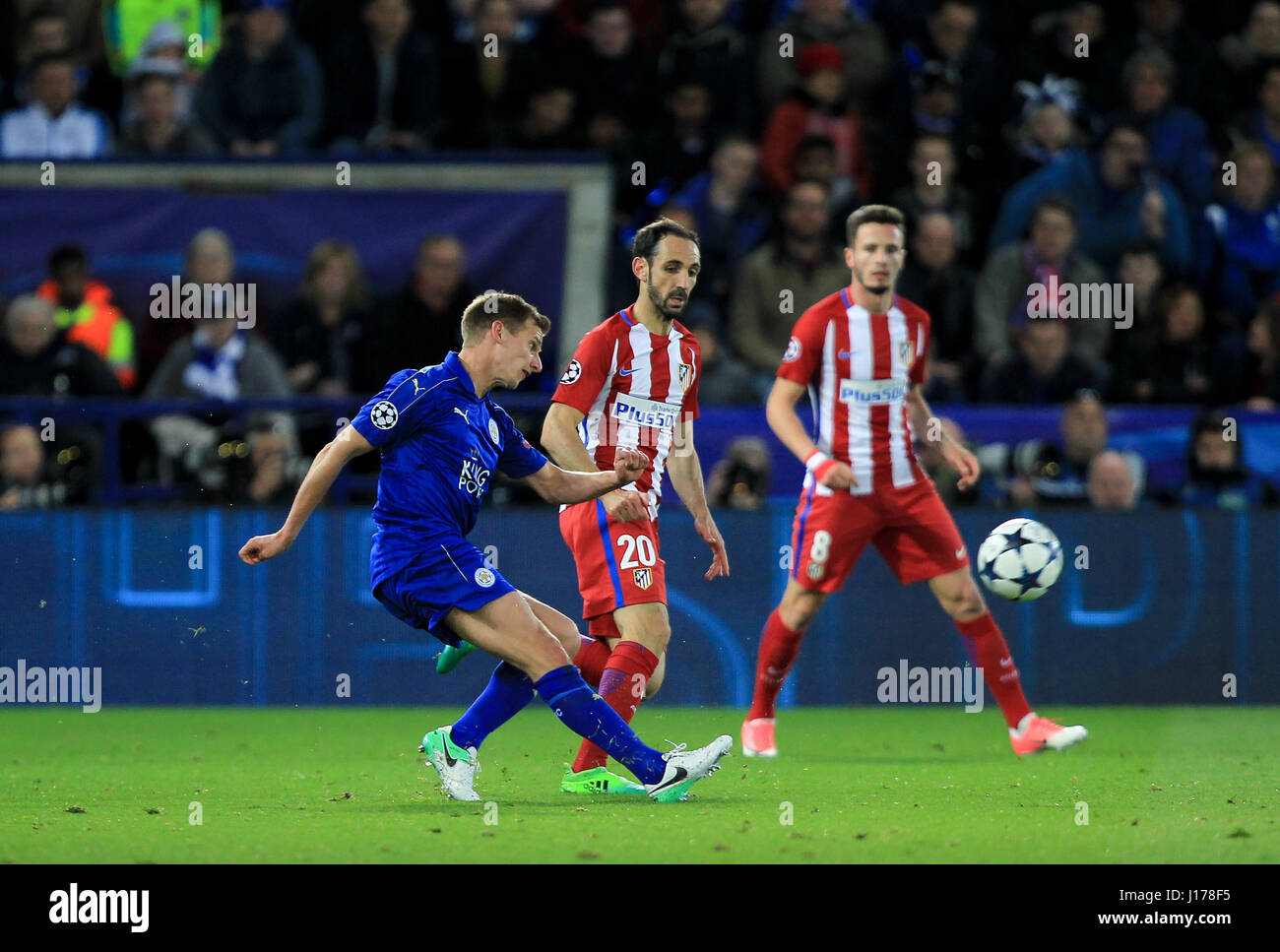 Leicester, UK. 18. April 2017. Marc Albrighton führt einen Torwurf für Leicester während der UEFA Champions League Viertel Finale zwischen Leicester City FC und Atletico Madrid. Bildnachweis: Phil Hutchinson/Alamy Live-Nachrichten Stockfoto