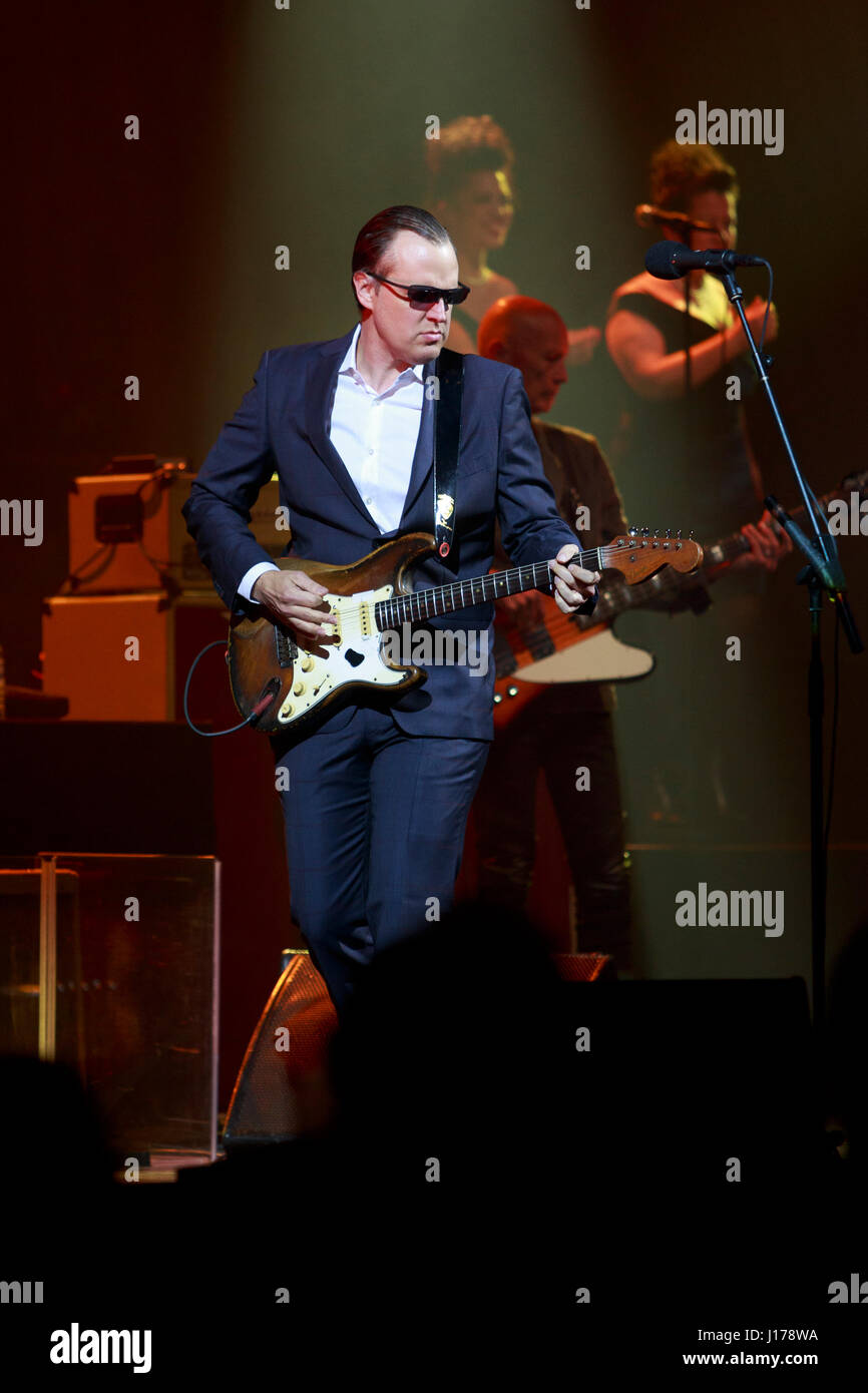 Edinburgh, Schottland. 18. April 2017. Joe Bonamassa führt am Usher Hall Theatre auf der Bühne. Edinburgh. Pako Mera/Alamy Live-Nachrichten Stockfoto