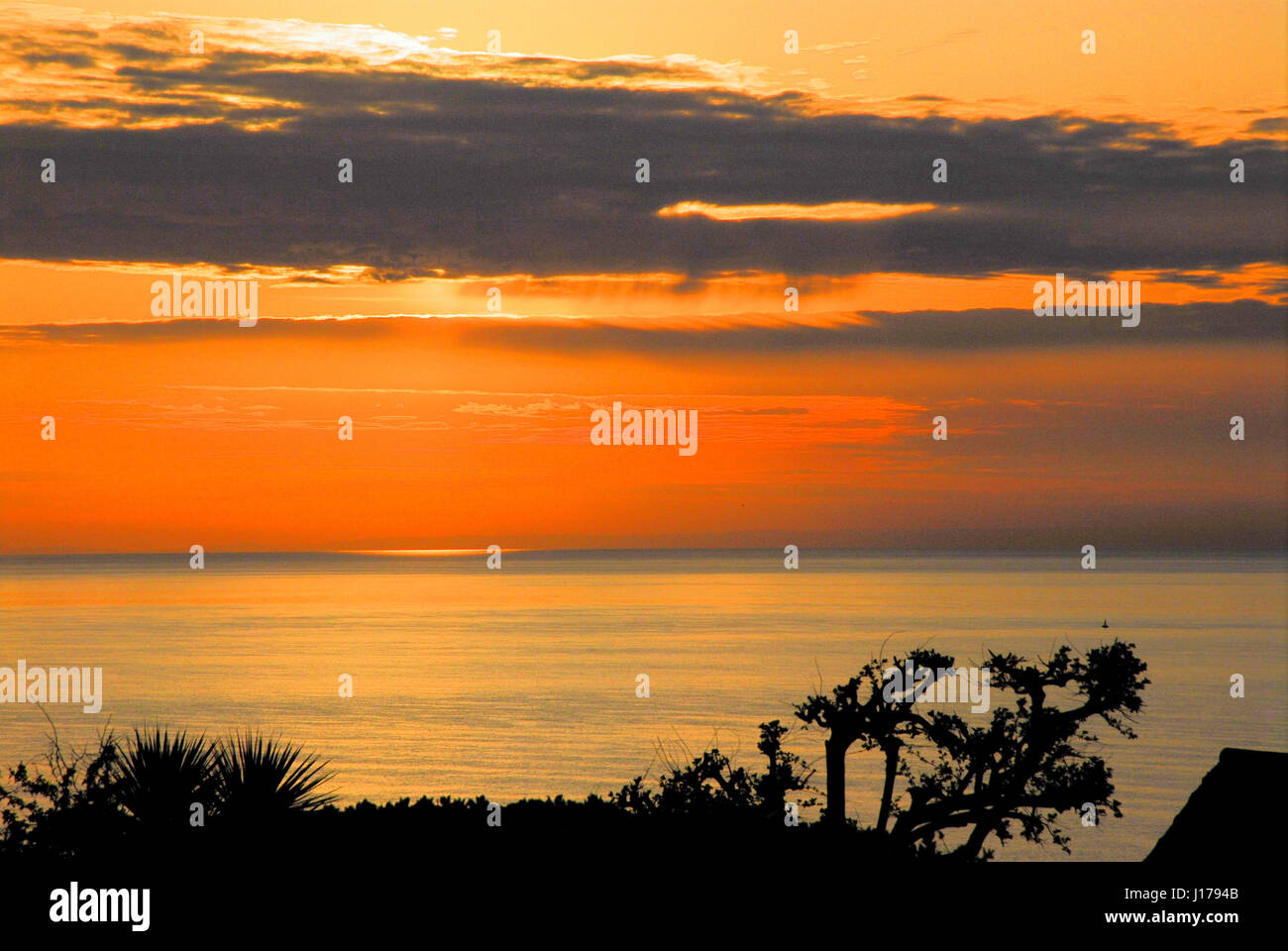 Lyme Bay, Dorset, UK. 18. April 2017. Ein wunderschöner Sonnenuntergang über Lyme Bay endet einen warmen Tag mit blauem Himmel und Sonnenschein an der Küste von Dorset Credit: Stuart Fretwell/Alamy Live-Nachrichten Stockfoto