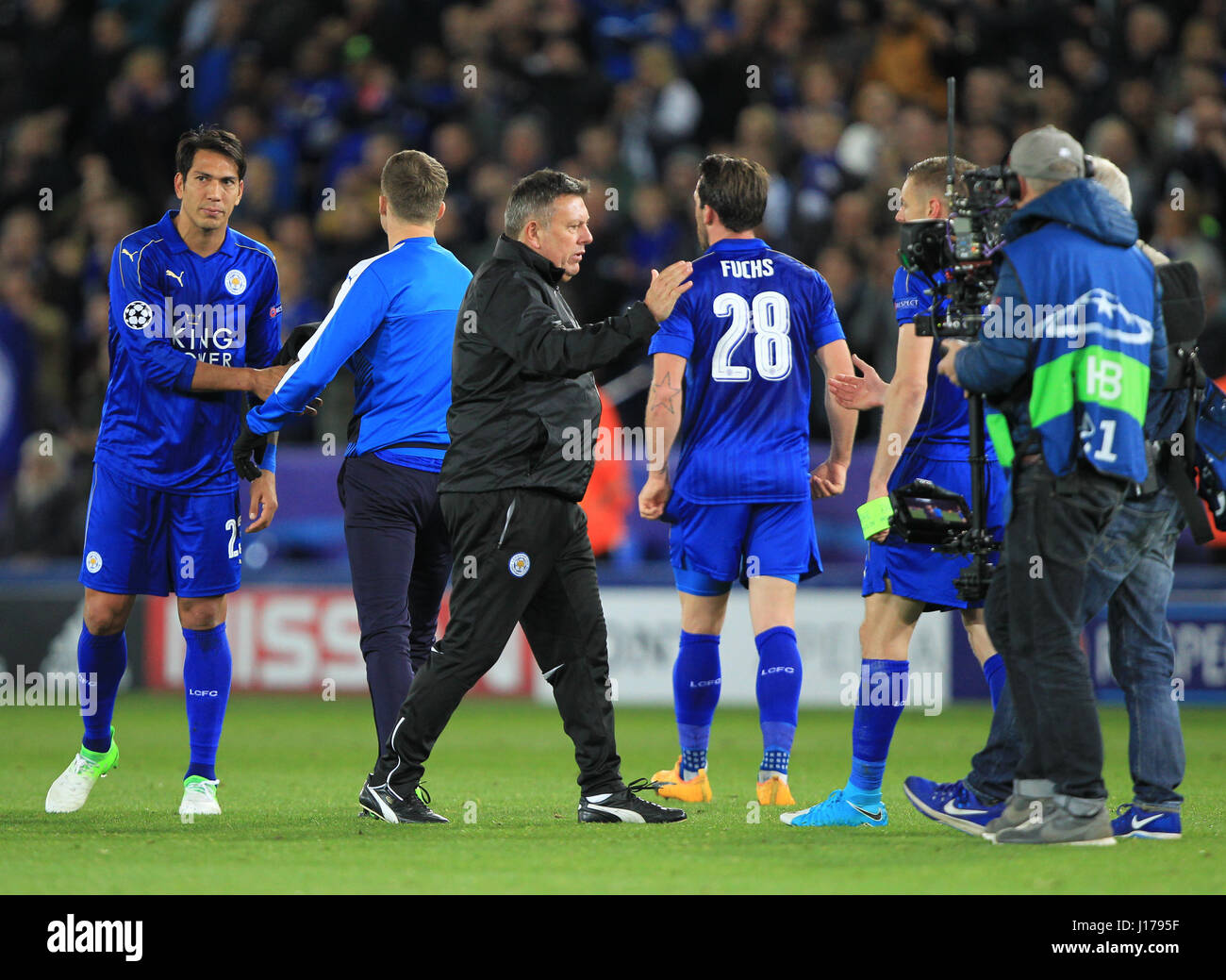 Leicester, England, 18. April 2017.   Leicester-Manager Craig Shakespeare schüttelt die Hand von Christian Fuchs von Leicester nach der UEFA Champions League Viertel Finale zwischen Leicester City FC und Atletico Madrid.  © Phil Hutchinson/Alamy Live-Nachrichten Stockfoto