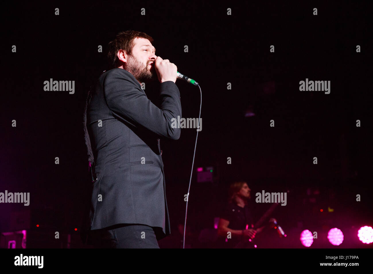 O2 Forum Kentish Town, London, UK 18. April 2017 Kasabian Tom Meighan, Kasabian Konzert im O2 Forum Kentish Town Förderung ihres Albums "für Crying Out Loud" Credit: Richard Soans/Alamy Live News Stockfoto