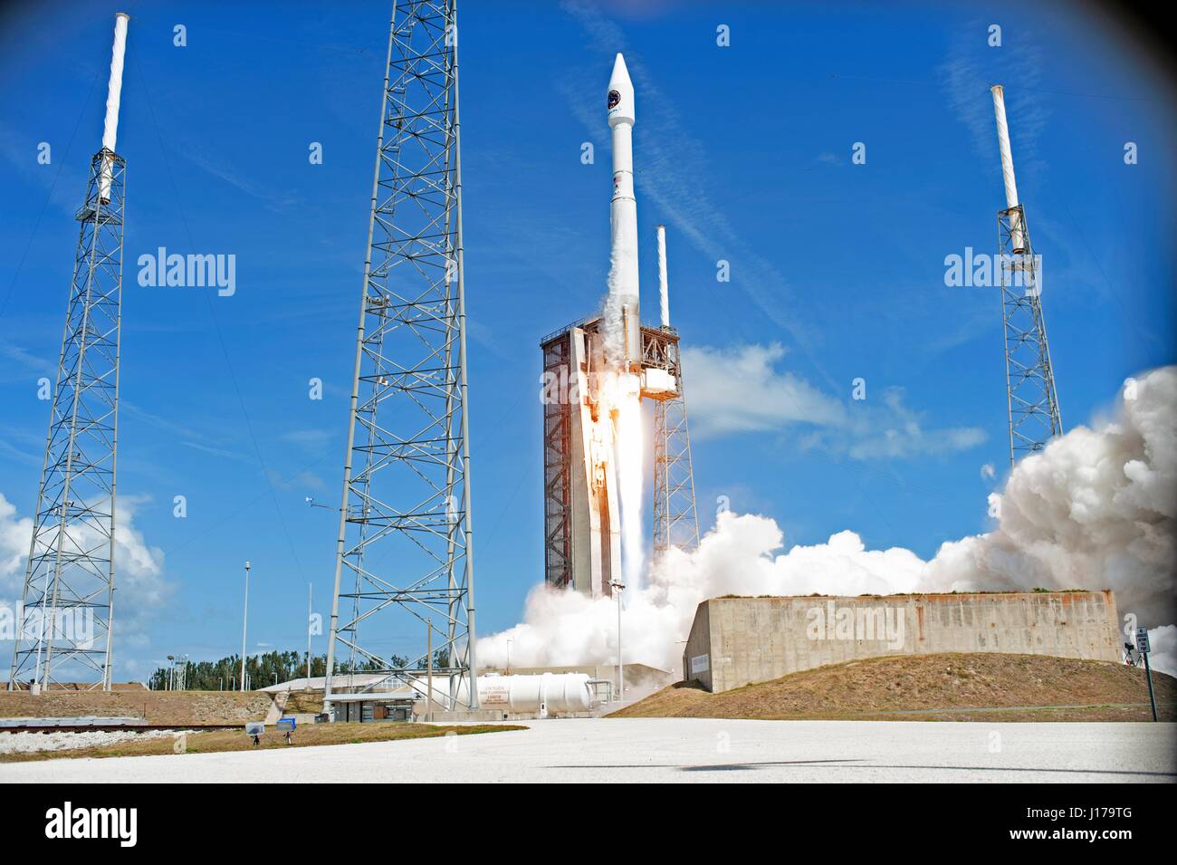 Cape Canaveral, Florida, USA. 21. März 2017. Die United Launch Alliance Delta V-Rakete mit dem Orbital ATK Cygnus unter Druck stehenden Cargo Modul hebt ab Raum starten Complex 41 auf Cape Canaveral Air Force Station 18. April 2017 in Cape Canaveral, Florida. Die Rakete erfolgreich mit 7.600 Pfund der Lieferungen an die internationale Raumstation in eine fehlerfreie abheben. Bildnachweis: Planetpix/Alamy Live-Nachrichten Stockfoto