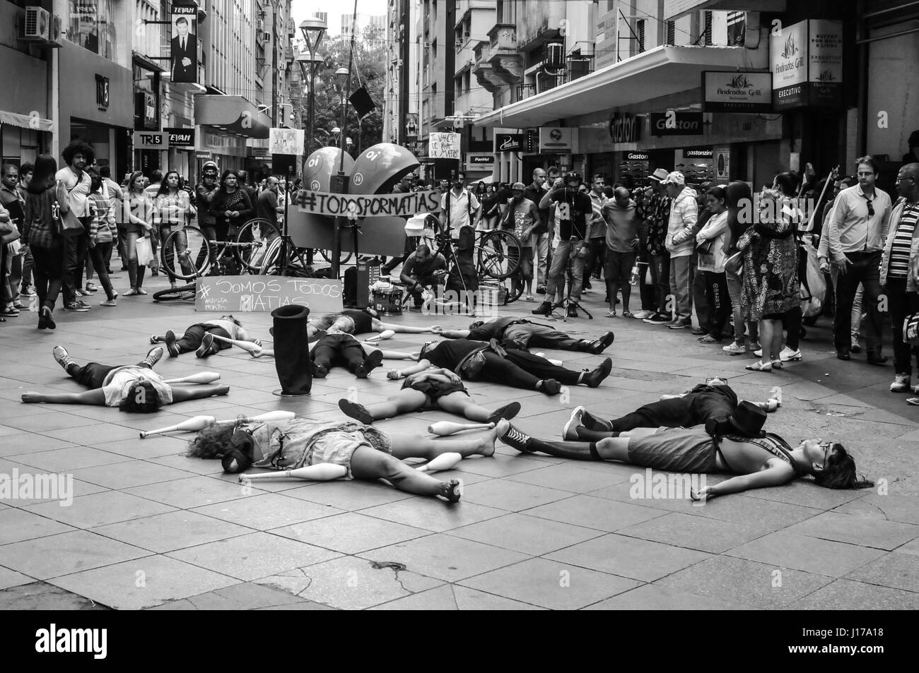 Porto Alegre, Brasilien. 18. April 2017. Parana, alle Gelder aus berühmten Hut war zuletzt an den Künstler gespendet &#39; s fy. (S. Credit: Omar de Oliveira/FotoArena/Alamy Live News Stockfoto