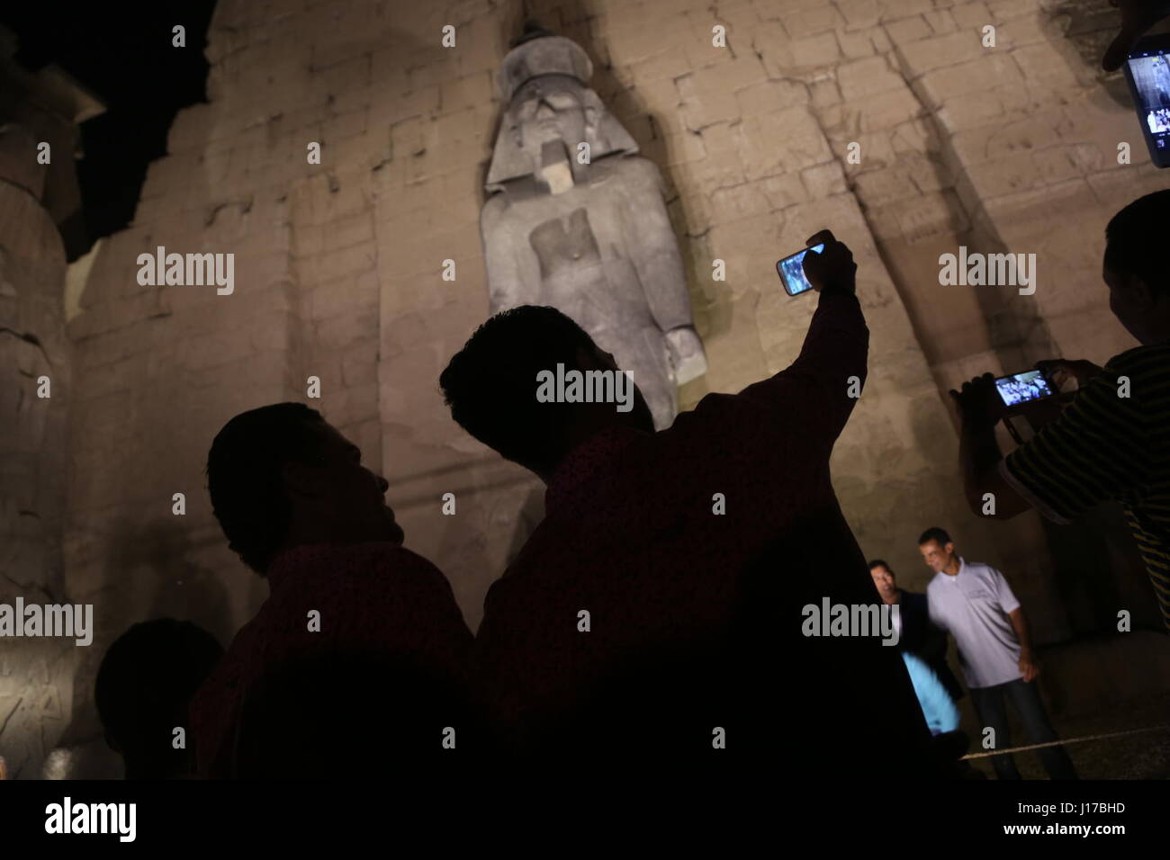 Luxor, Ägypten. 18. April 2017. Menschen Fotografieren einer neu restaurierten Koloss Statue von König Ramses II. auf dem Luxor-Tempel in Luxor, Ägypten am 18. April 2017. Ägyptischen Ministerium für Altertümer hat eine umfassende Restaurierung ein Koloss Statue von König Ramses II durchgeführt, die einmal die Fassade des ersten Pylon des Luxor-Tempels dekoriert. Während im vierten Jahrhundert n. Chr. wurde der Koloss von einem zerstörerischen Erdbeben beschädigt. Bildnachweis: Ahmed Gomaa/Xinhua/Alamy Live-Nachrichten Stockfoto