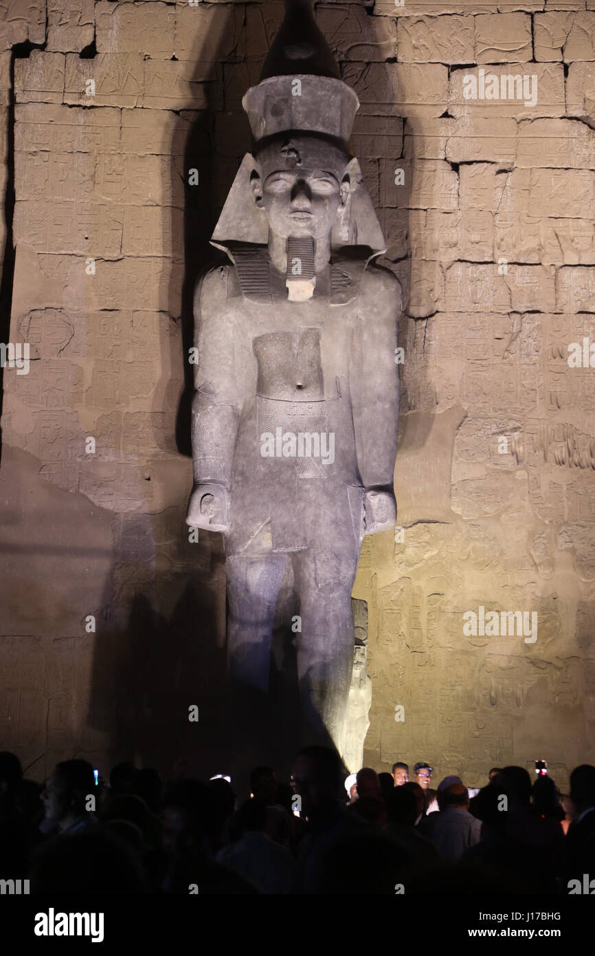 Luxor, Ägypten. 18. April 2017. Eine neu restaurierte Koloss Statue von König Ramses II ist bei dem Luxor-Tempel in Luxor, Ägypten am 18. April 2017 sehen. Ägyptischen Ministerium für Altertümer hat eine umfassende Restaurierung ein Koloss Statue von König Ramses II durchgeführt, die einmal die Fassade des ersten Pylon des Luxor-Tempels dekoriert. Während im vierten Jahrhundert n. Chr. wurde der Koloss von einem zerstörerischen Erdbeben beschädigt. Bildnachweis: Ahmed Gomaa/Xinhua/Alamy Live-Nachrichten Stockfoto