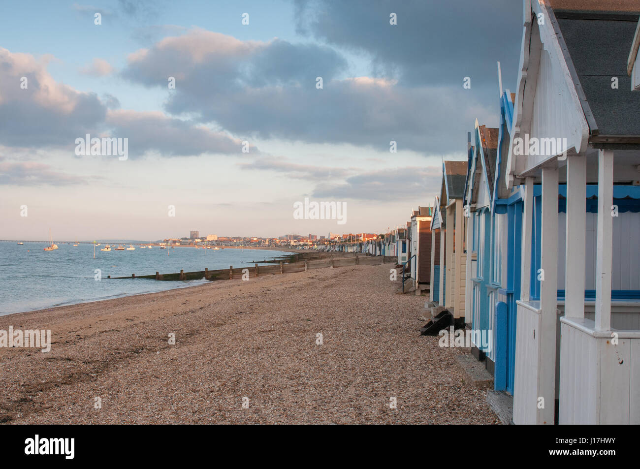 Thorpe Bay, Southend-on-Sea, Essex, Großbritannien. 19 Apr, 2017. de Wetter: Sonnenaufgang über Thorpe Bay - Blick Richtung Southend Pier Kredit suchen: ben Rektor/alamy leben Nachrichten Stockfoto