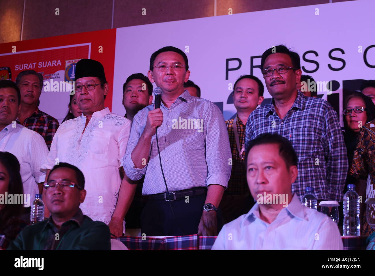 Jakarta, Indonesien. 19. April 2017. Pressekonferenz durchgeführt vom Kandidaten Gouverneur und stellvertretender Gouverneur, Ahok und Jarot in pullman, Jalan MH Thamrin in Jakarta, bei der Bewältigung ihrer Niederlage bei den Wahlen in Jakarta. Sie gratulierten auch die paar Gouverneurs und Gouverneur von neu über ihren Sieg Credit: Denny Pohan/ZUMA Draht/Alamy Live News Stockfoto