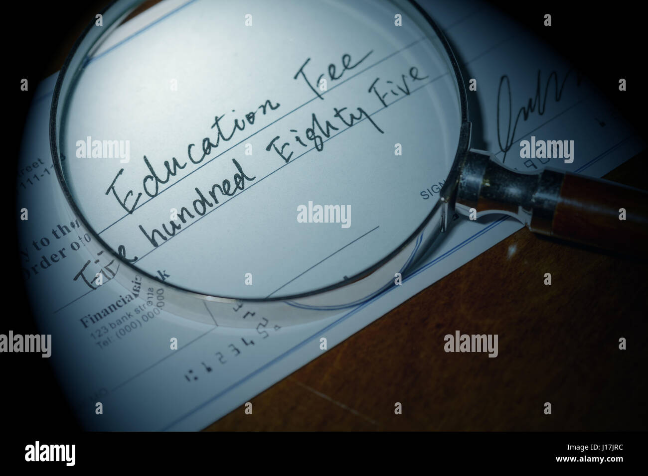 Gefälschten Scheck, Scheck für Bildung Gebühr, Finanzkonzept. Stockfoto