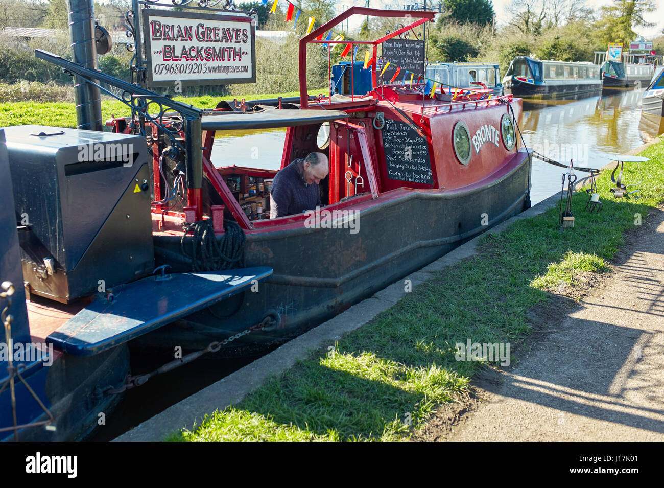 Brian Greaves, Schmied bei der Arbeit auf seinem Boot Bronte hat in Nantwich festgemacht Stockfoto