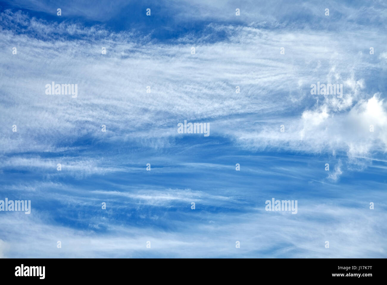 Verschiedenen Wolkentypen an einem sonnigen Taghimmel, natürliche Wolkengebilde Hintergrund. Stockfoto