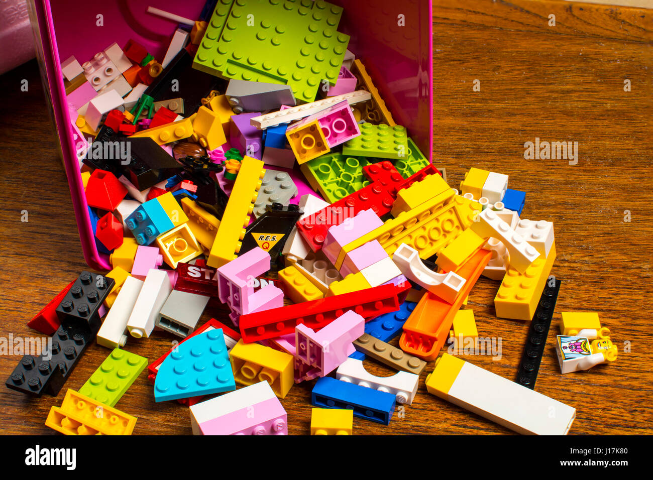 Eine Streuung von Lego Ziegelsteine, Blöcke, Bits und Stücke fallen aus einer box Stockfoto