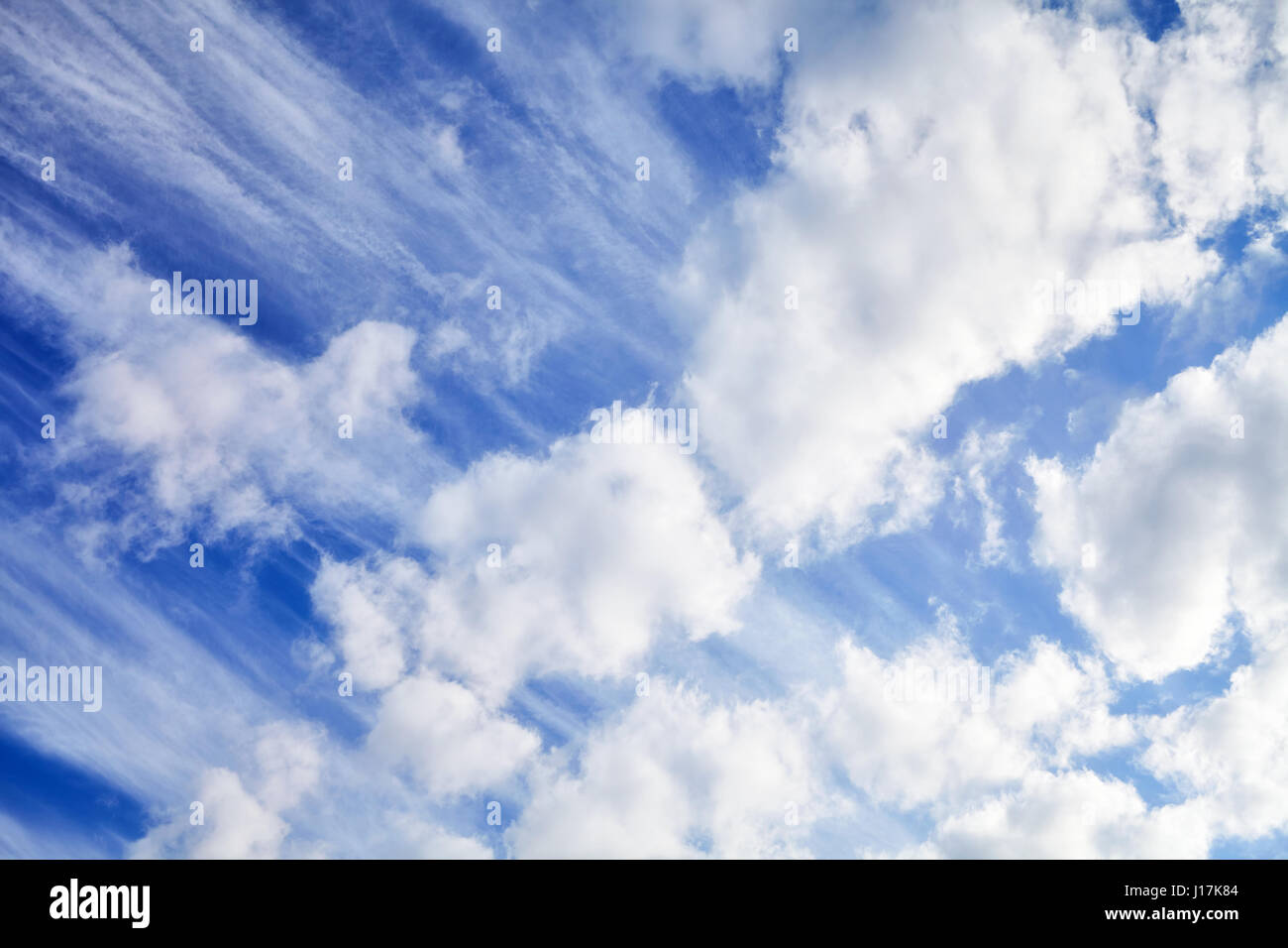 Verschiedenen Wolkentypen an einem sonnigen Taghimmel, natürliche Wolkengebilde Hintergrund. Stockfoto