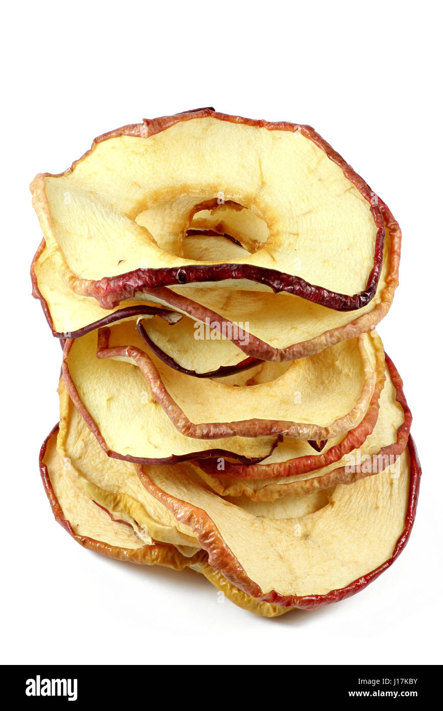hausgemachte getrocknete Apfelringe isoliert auf weißem Hintergrund Stockfoto