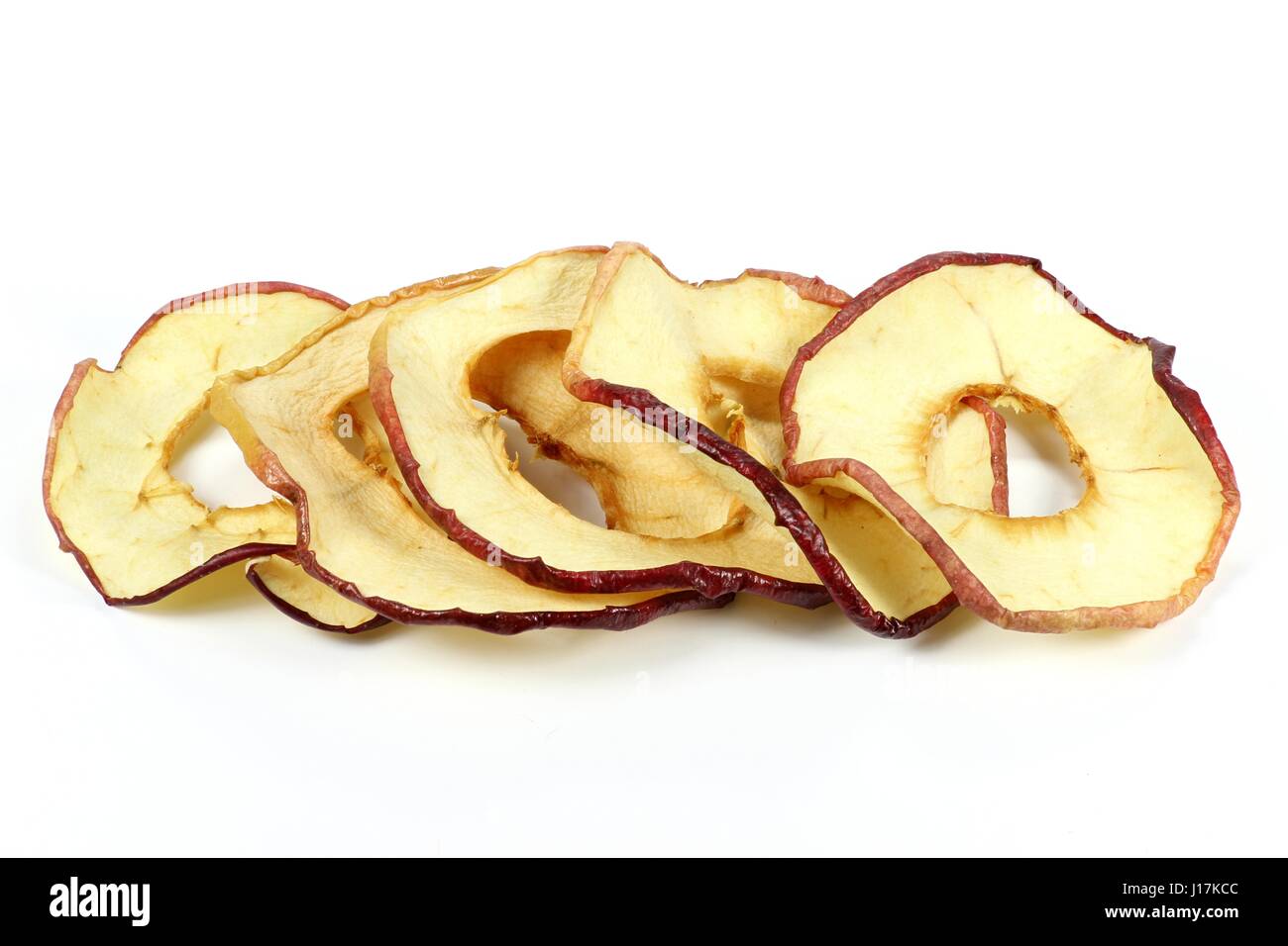 hausgemachte getrocknete Apfelringe isoliert auf weißem Hintergrund Stockfoto