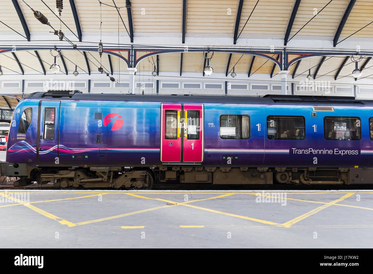 Erste Klasse Abteil ein TransPennine Express Zug am Bahnhof Newcastle Stockfoto