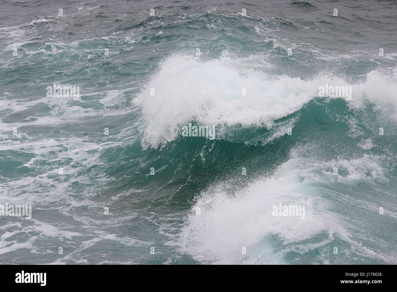 Stürmische See aus Sennen Cove Cornwall GROSSBRITANNIEN Stockfoto