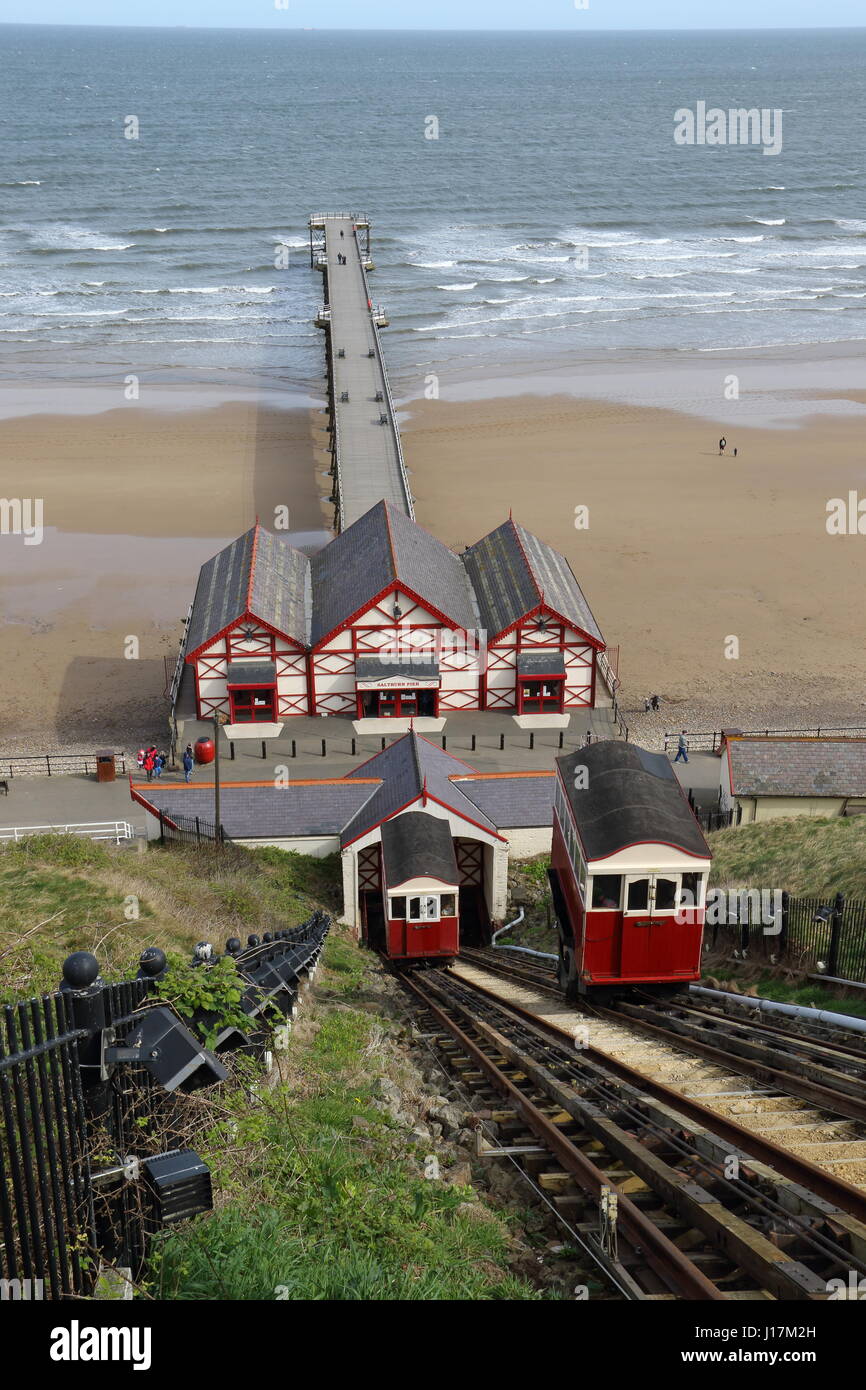 Die ältesten Betriebswasser ausgewogen Cliff Lift im Saltburn am Meer, UK, früh am Ostersamstag Stockfoto