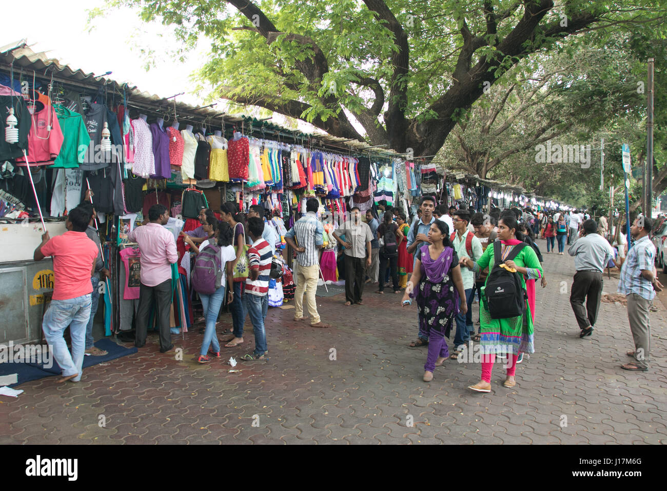 Menschen am Wochenmarkt in Mumbai, Indien Stockfoto