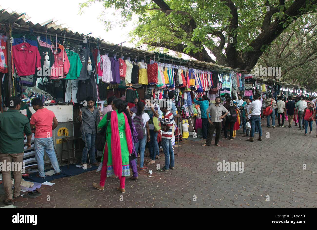 Menschen am Wochenmarkt in Mumbai, Indien Stockfoto