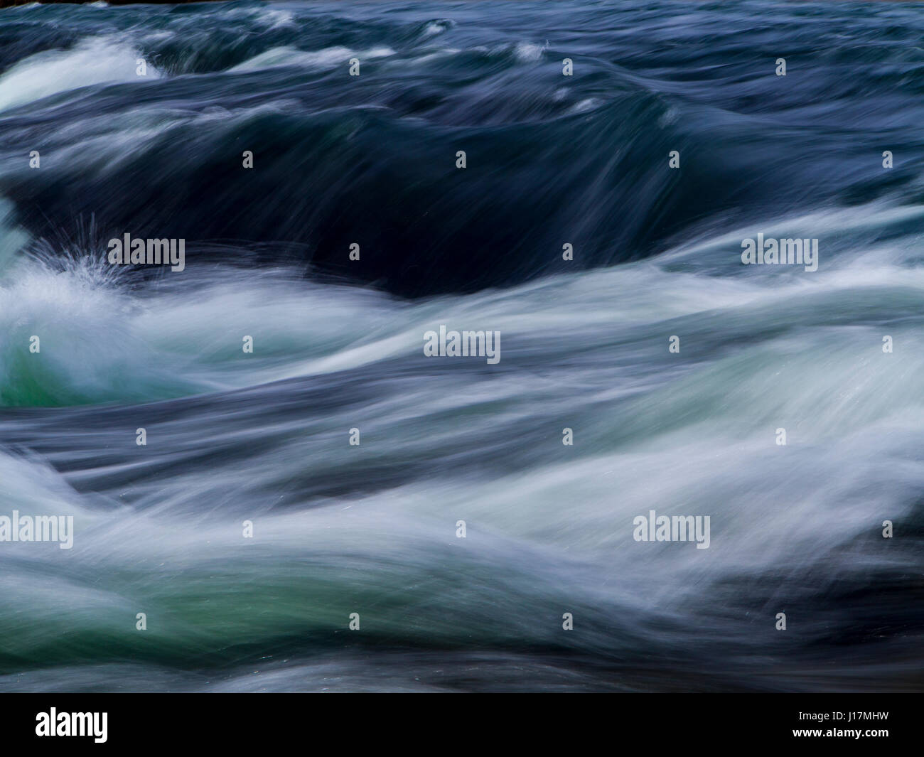 fließendes Wasser in einem isländischen Fluss Stockfoto