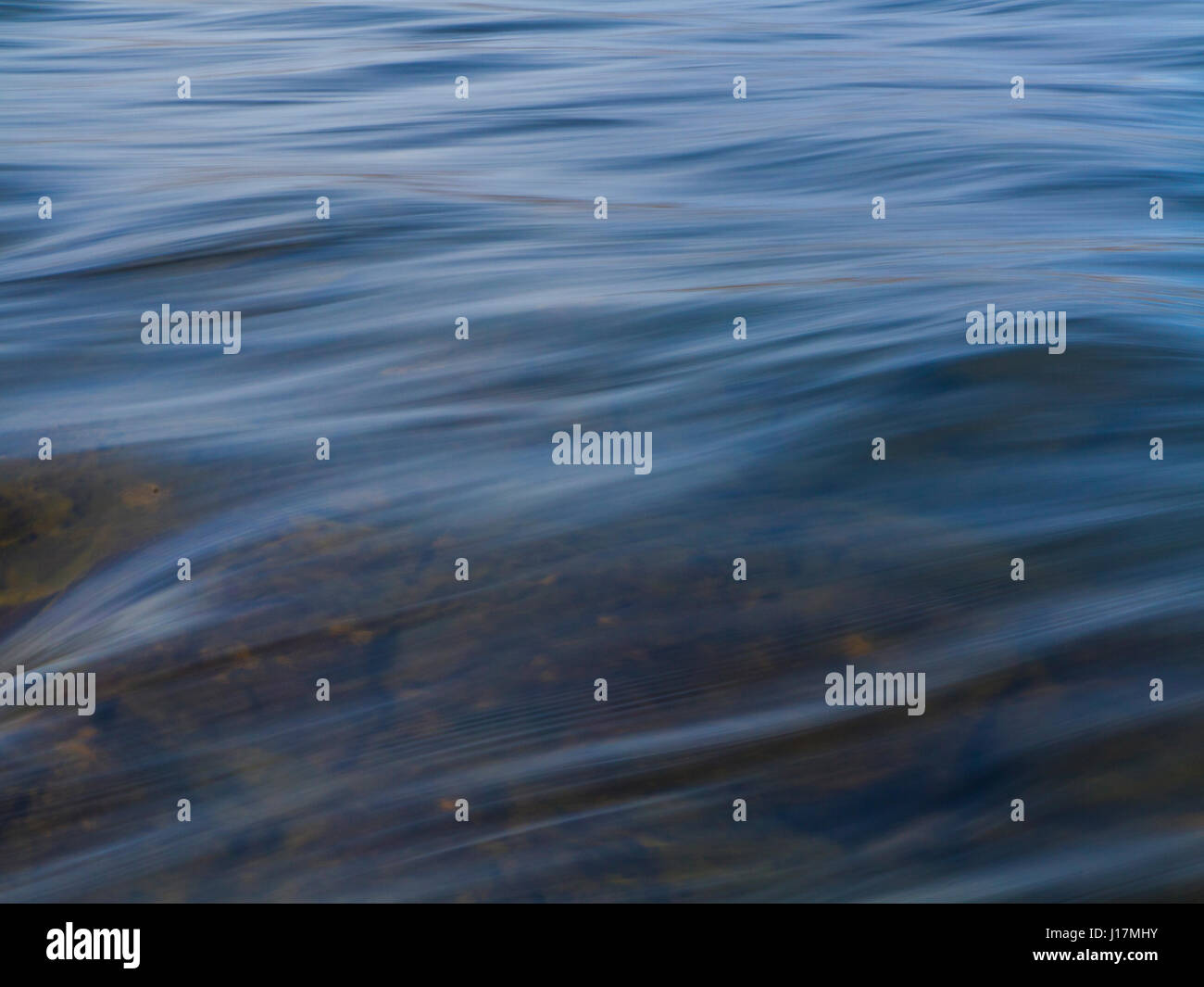 fließendes Wasser in einem isländischen Fluss Stockfoto