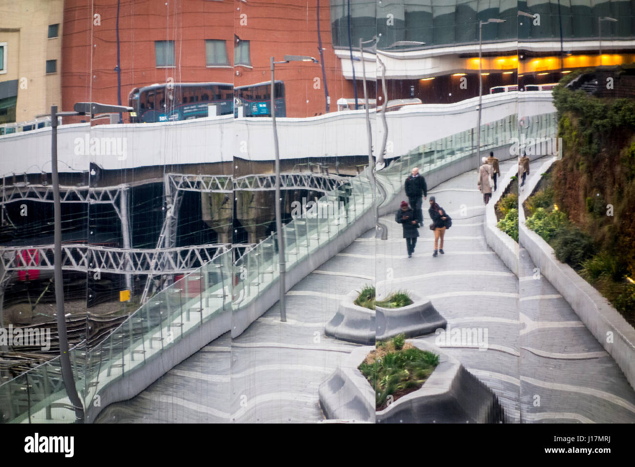 Reflexionen außerhalb Grand Central shopping centre über Birmingham New Street Station. Birmingham, UK Stockfoto