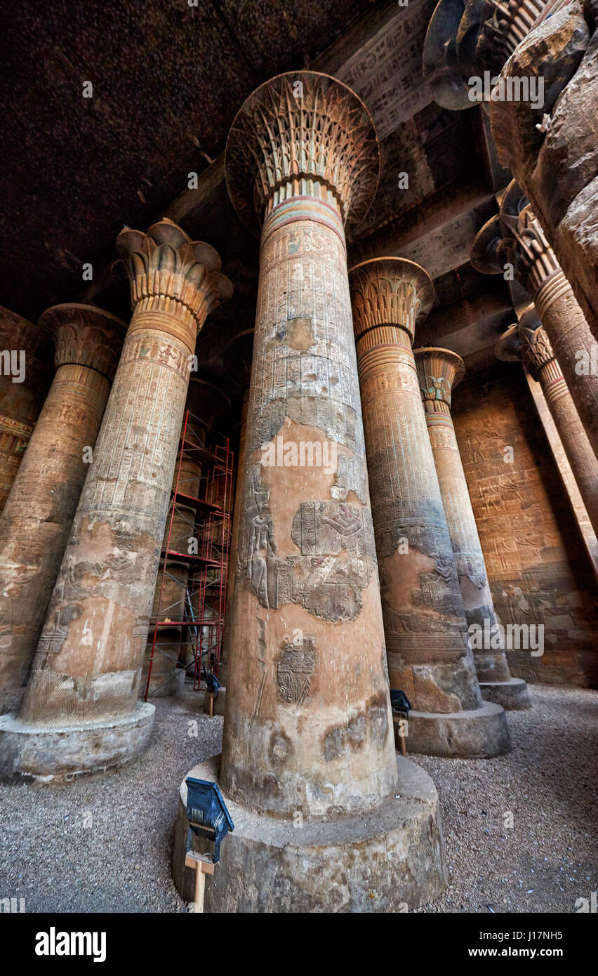 riesige Säulen in den Tempel des Chnum in Esna, Ägypten, Afrika Stockfoto