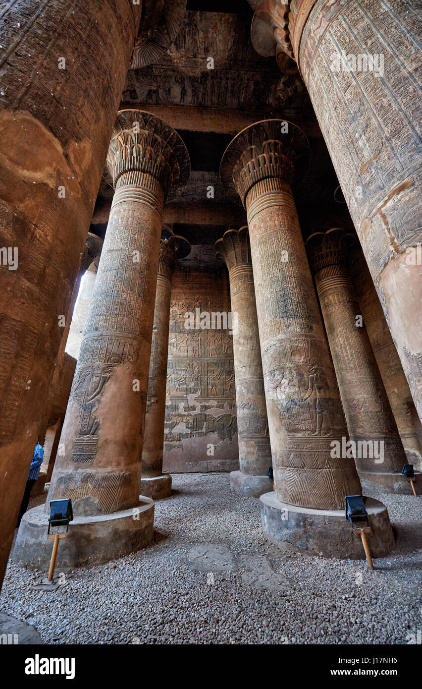 riesige Säulen in den Tempel des Chnum in Esna, Ägypten, Afrika Stockfoto