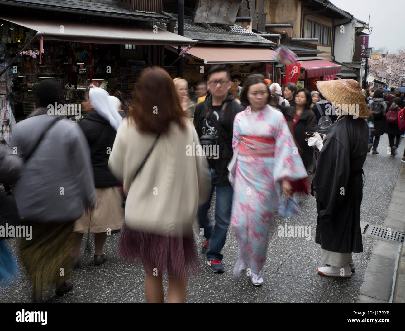 Japanischen Mönch mit Almosenschale steht auf stark befahrenen Straße, die führt zu Kiyomizu-Dera-Tempel, Kyoto, Japan Stockfoto