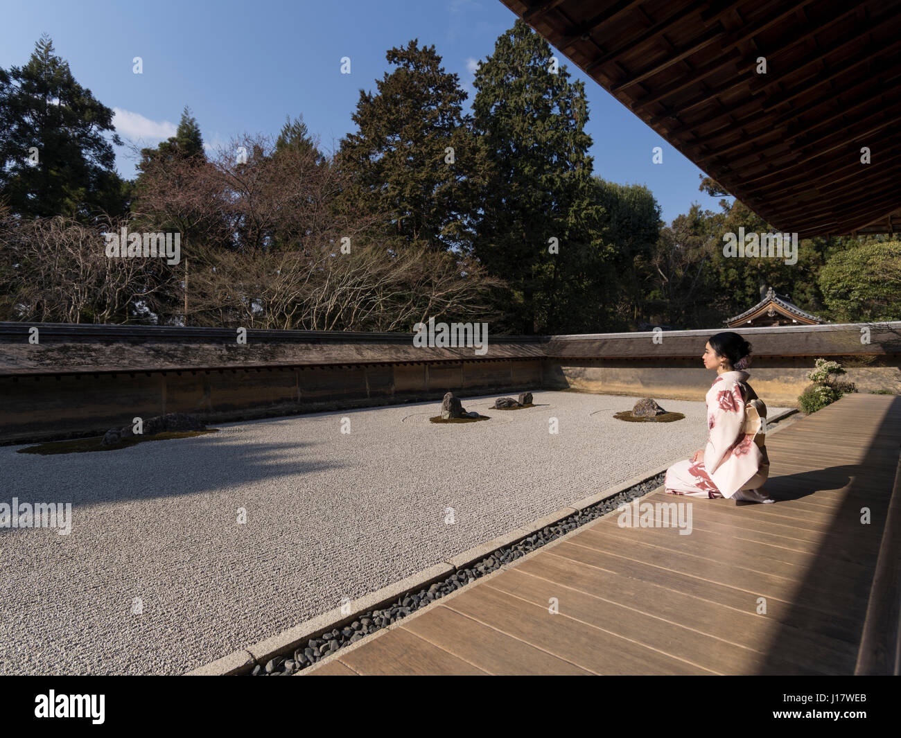 Der Steingarten an Ryōan-Ji, Kyoto. Eines der schönsten Beispiele für einen Verleih-Niwa Steingarten. Zen-Meditation. Stockfoto