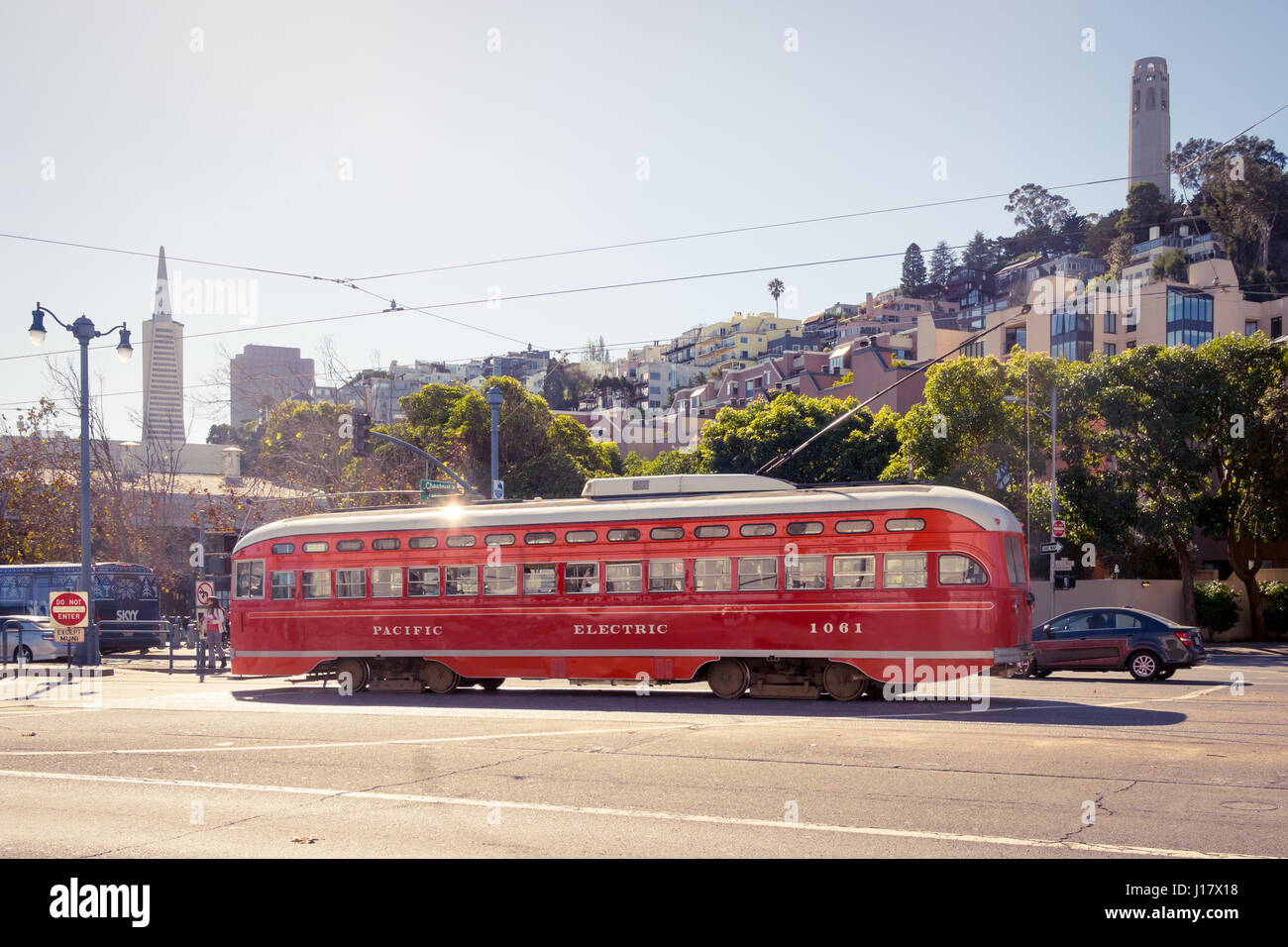 Historischen Straßenbahn (Pacific Electric Nr. 1061) in der Nähe von the Embarcadero in San Francisco, mit der Transamerica Pyramid und Coit Tower im Hintergrund. Stockfoto