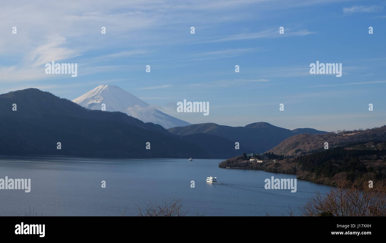 Mount Fuji mit einem See im Vordergrund und blauer Himmel im Hintergrund, Hakone, Japan. Stockfoto