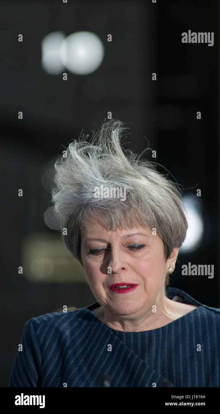Downing Street, London UK. 18. April 2017. PM Theresa May kündigt vorgezogenen Parlamentswahlen für 8. Juni 2017. Bildnachweis: Malcolm Park/Alamy. Stockfoto