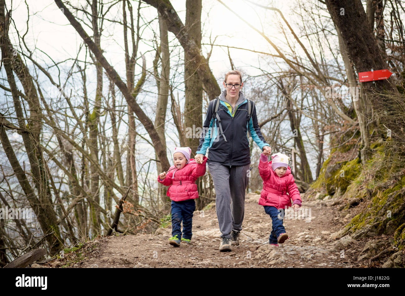 Familie Wandern in den Bergen. Familien-Erholung. Stockfoto