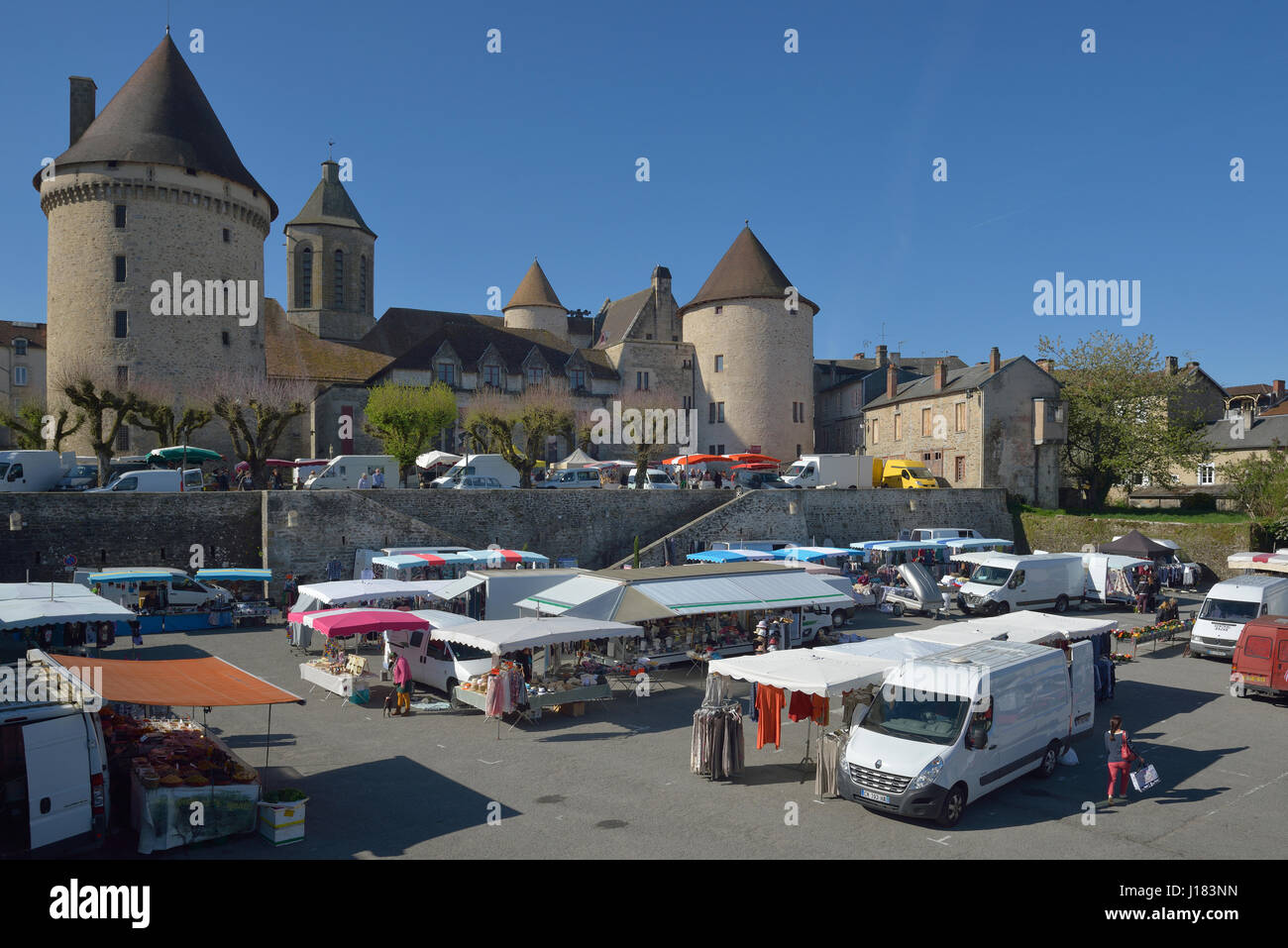 Markttag am Bourganeuf im Département Creuse in der Region von Nouvelle-Aquitaine in Zentralfrankreich. Stockfoto