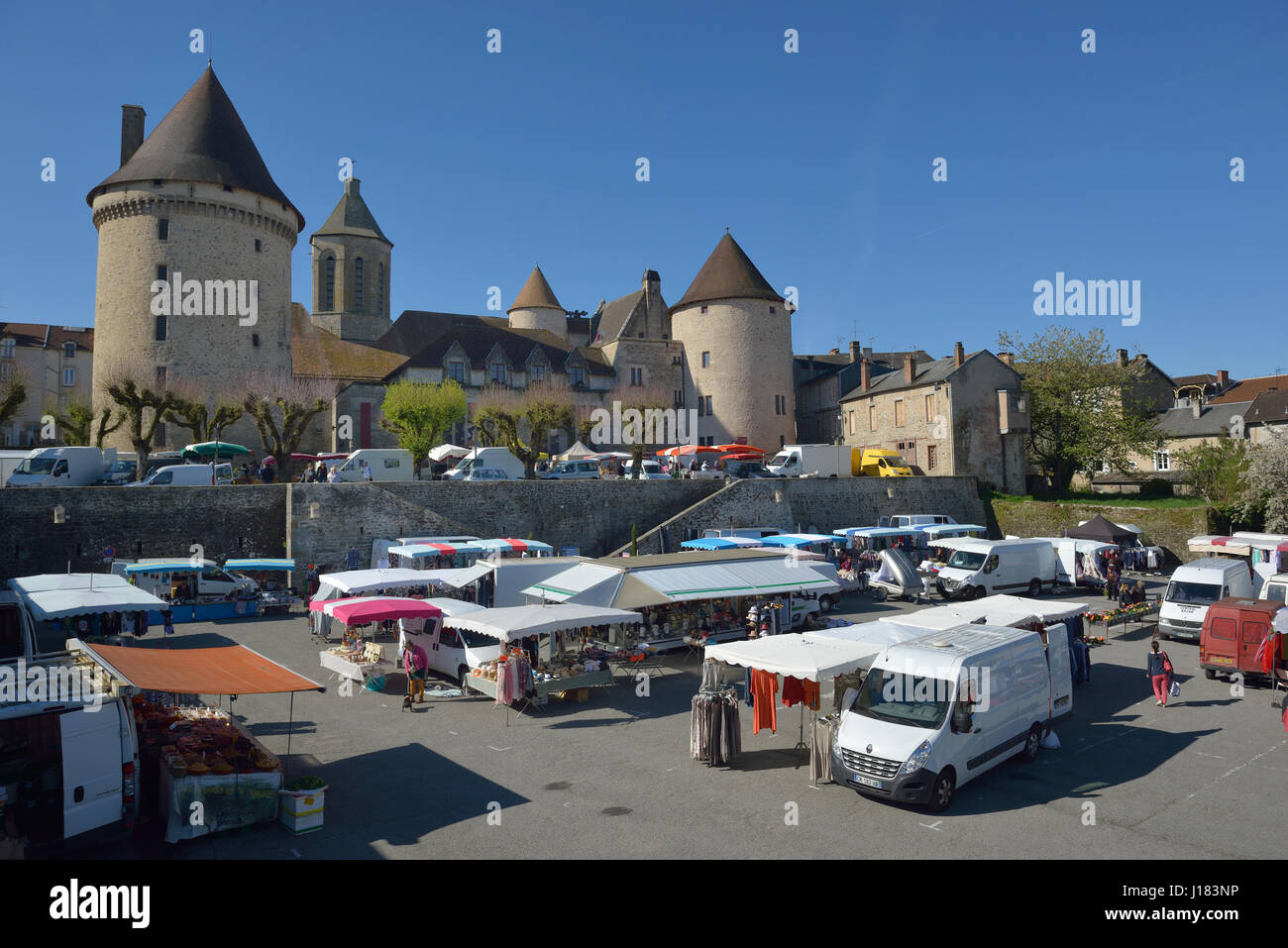 Markttag am Bourganeuf im Département Creuse in der Region von Nouvelle-Aquitaine in Zentralfrankreich. Stockfoto