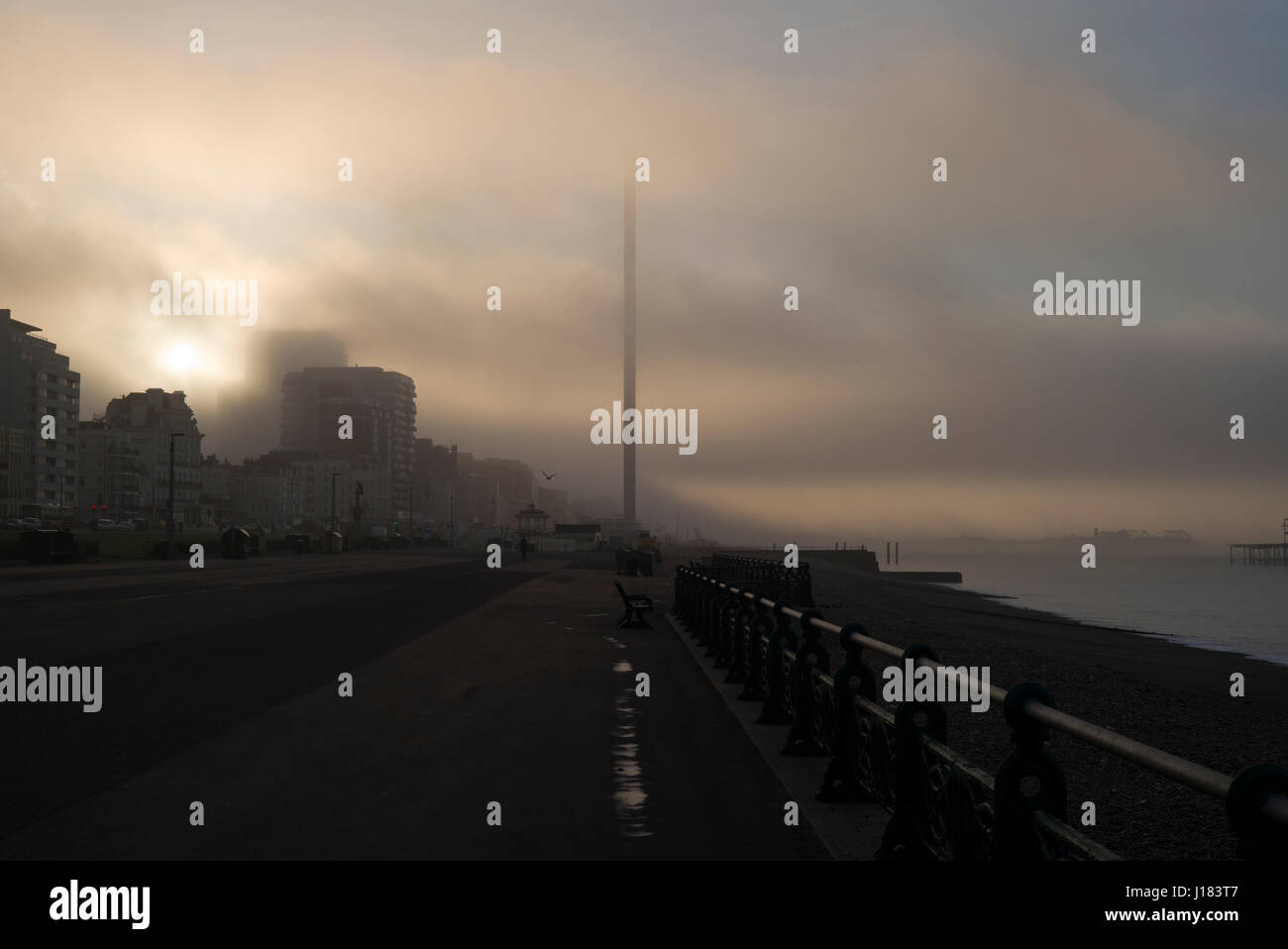 Brighton und Hove Promenade, am frühen Morgen, Nebel und Cloud, i360 teilweise verdeckt durch die cloud Stockfoto