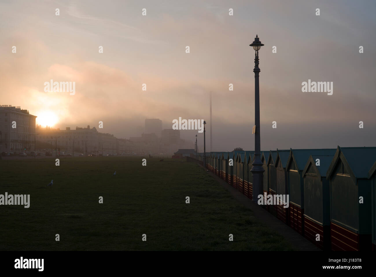 Sunrise durch Nebel und Wolken, Brighton, Stockfoto